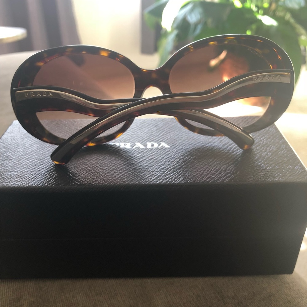 😎 PRADA Tortoise Shell Sunglasses - Picture 2 of 8